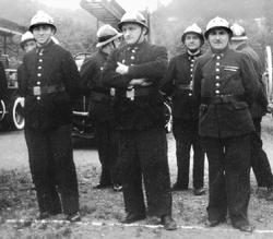 Au centre, les bras croisés, Marcel Metzger pose avec tous ses amis pompiers volontaires, qui ont combattu les feux de la guerre.