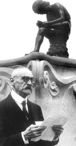 A la remise en place de Pinau, Léon Schwab a lu le discours, et Marcel a dévoilé la statue.