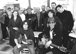 Manu, son fils Henry, sa famille, ses copains, les guitares...