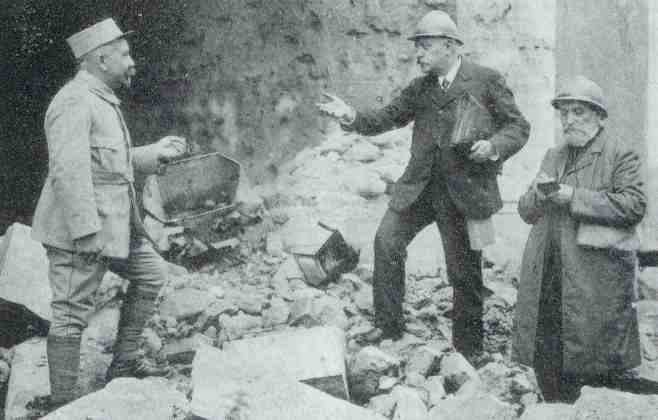 Charles Bernardin dans ses fonctions de magistrat à Pont-à-Mousson pendant la 1ère guerre mondiale (carte postale ancienne).
