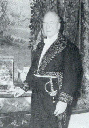 Maurice M. Janot en costume d’académicien.