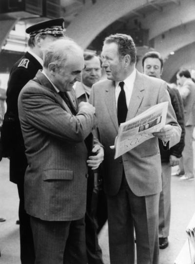 Serge Clément présentant le journal à l’ancien ministre vosgien Hubert Curien, disparu en 2005.